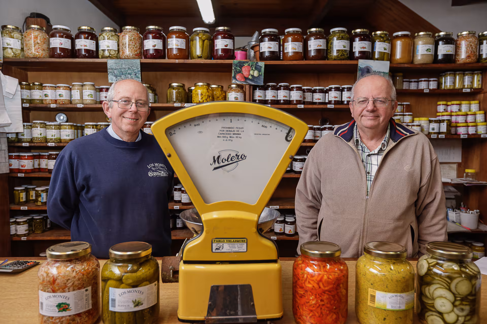 Árpád y Pedro Ijjas en la fábrica